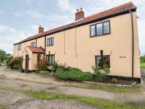 una imagen de una casa en Grange Farmhouse, en Hainford