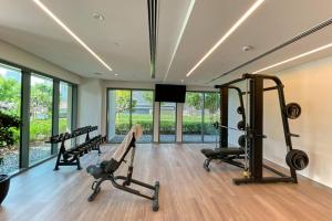 Fitness centrum a/nebo fitness zařízení v ubytování FIRST CLASS 2BD, Full Burj Khalifa view in the Heart of Downtown