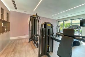 Fitness centrum a/nebo fitness zařízení v ubytování FIRST CLASS 2BD, Full Burj Khalifa view in the Heart of Downtown