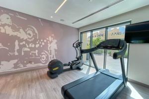 Fitness centrum a/nebo fitness zařízení v ubytování FIRST CLASS 2BD, Full Burj Khalifa view in the Heart of Downtown
