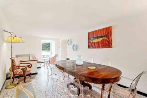 - une salle à manger avec une table et des chaises en bois dans l'établissement La Prua, TerreMarine, à Portovenere