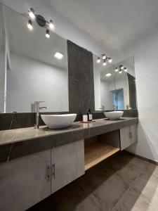 a bathroom with two sinks and a large mirror at Casa Vergara 3 in Villa Unión