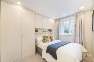Llit o llits en una habitació de Chelsea cottage - Passivhaus eco home
