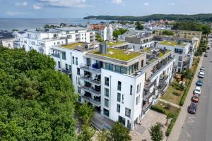 ein Apartmenthaus mit grünem Dach oben in der Unterkunft DünenResort Binz DünenResort Binz 125 in Binz