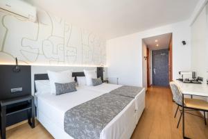 Postel nebo postele na pokoji v ubytování Climia Benidorm Plaza