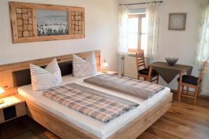 a bedroom with a large bed with a wooden headboard at Pension Zum Lebzelter in Freyung