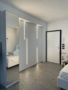 瑪格麗塔薩沃亞的住宿－Casa Mare Design，卧室内的镜子,卧室配有一张床和一张床