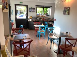 un restaurante con mesas y sillas en una habitación en Hôtel Monet, en Honfleur