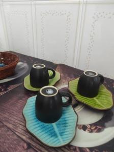 two black tea pots on plates on a table at Buongiorno Majella - Appartamento con piscina in Lanciano