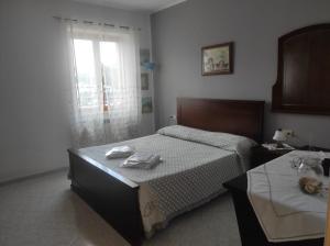 a bedroom with a bed and a window at Buongiorno Majella - Appartamento con piscina in Lanciano