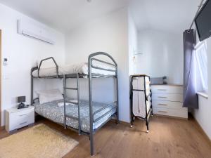 1 Schlafzimmer mit 2 Etagenbetten in einem Zimmer in der Unterkunft Casa das Flores in Oliveira do Hospital