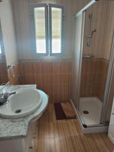 y baño con lavabo y ducha. en Chalet Chilches Costa 1ª linea PLAYA, en Vélez-Málaga