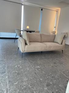 un divano in una stanza con tavolo di Casa Mare Design a Margherita di Savoia