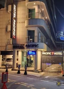um hotel numa rua da cidade à noite em Pacific7 Hotel em Pyeongtaek