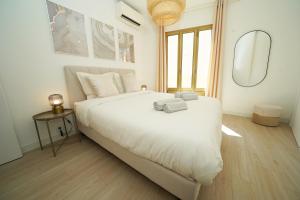 ボーソレイユにあるMonaco - Beautiful apartment 6-8 peopleの大きな白いベッドと鏡のある寝室