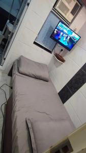 Een TV en/of entertainmentcenter bij Tsim Sha Tsui Bedrooms
