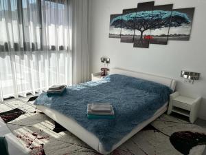 Un dormitorio con una cama con una manta azul. en Brilliant Villa, en Gran Alacant 19 fotos más