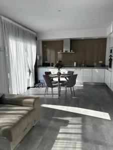 格蘭阿利坎特的住宿－Brilliant Villa，一间带桌椅的客厅和一间厨房