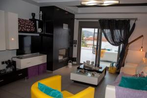 a living room with a yellow and purple couch at Psm Luxury Living in Kánithos