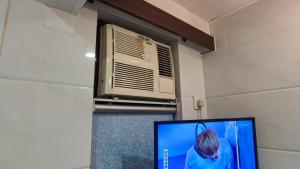 Een TV en/of entertainmentcenter bij Tsim Sha Tsui Bedrooms
