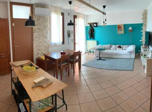 uma sala de estar com um sofá e uma mesa em Casamanu em Montebelluna
