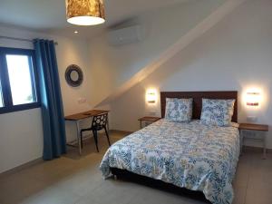 Postel nebo postele na pokoji v ubytování Haut de villa avec piscine + 13 fotografií