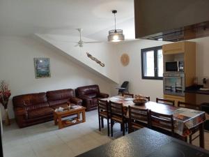 Posezení v ubytování Haut de villa avec piscine