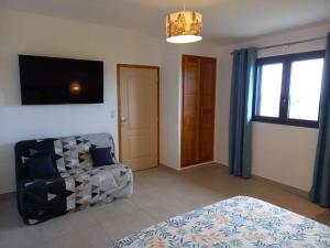 Postel nebo postele na pokoji v ubytování Haut de villa avec piscine