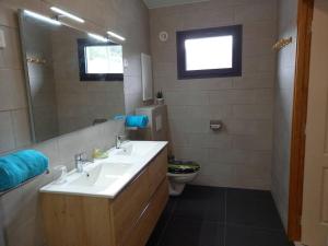Koupelna v ubytování Haut de villa avec piscine