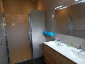 Koupelna v ubytování Haut de villa avec piscine
