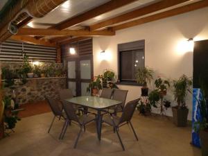聖若瑟的住宿－Haut de villa avec piscine，盆栽室里的桌椅