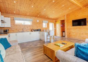 ein Wohnzimmer mit einem Sofa und einem Tisch in der Unterkunft Fairview Lodges in Withernsea