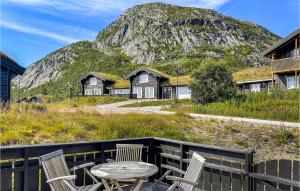 uma mesa e cadeiras com uma montanha ao fundo em Beautiful Home In Hovden I Setesdal With Kitchen em Hovden