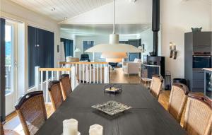 comedor y cocina con mesa y sillas en Beautiful Home In Hovden I Setesdal With Kitchen en Hovden