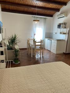 een keuken en eetkamer met een tafel en stoelen bij La mansarda di nonno Calogero in Montelepre