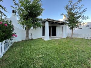 una piccola casa bianca con una recinzione bianca di Villa Valentina a Carvoeiro