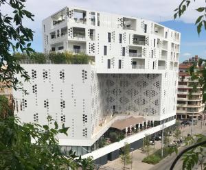 un edificio de apartamentos con fachada blanca en Belaroïa Montpellier Centre Saint Roch, en Montpellier
