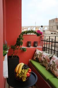 un bol de fruta en una mesa junto a un sofá en Nikol's Nook, en Kavala