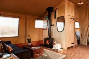 ein Wohnzimmer mit einem Sofa und einem Kamin in der Unterkunft The Camp at The Wave in Bristol