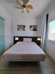 a bedroom with a bed and a ceiling fan at AGP Globo in Málaga