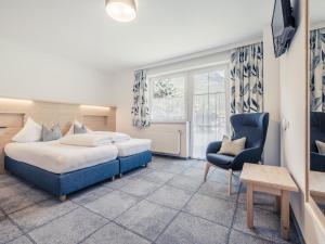 Pokój hotelowy z łóżkiem i krzesłem w obiekcie Tatte - Apartments w Solden