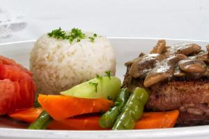 Comida no hotel ou em algum lugar perto