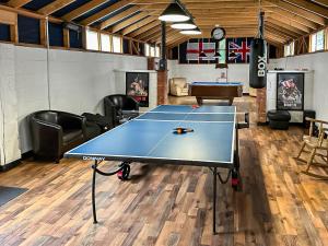 eine Tischtennisplatte in einem Raum mit Tischtennisball in der Unterkunft Owl Lodge in Great Moulton