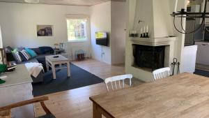 een woonkamer met een bank en een open haard bij Tofta Beach house in Tofta