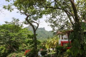 Villa La Fortuna Altos del Maria في Filipina: منزل مطل على جبل
