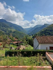 Blick auf ein Dorf mit Bergen im Hintergrund in der Unterkunft Legiteducerf 3 étoiles in Sengouagnet