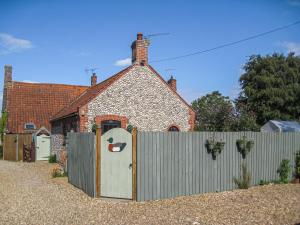 Thorpe MarketにあるPuddleduck Cottageの鶏門を背に建つ家