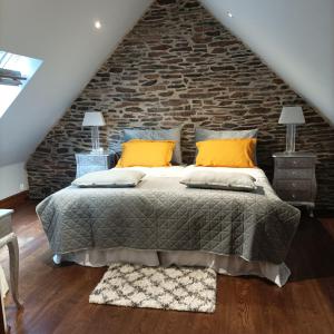 A bed or beds in a room at La Longère du Manoir