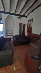 sala de estar con sofá y TV en Gran Casa Rural en Benissa, en Benissa