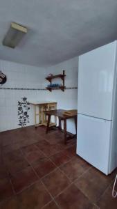 una cucina con frigorifero bianco e tavolo di Gran Casa Rural en Benissa a Benissa
